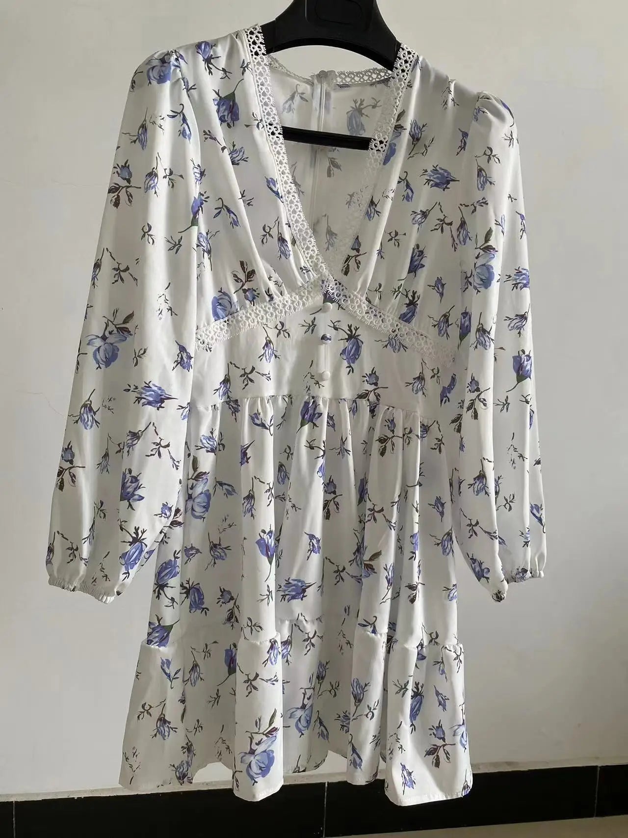 2025 Spring Women's Floral Lace Dress: Vintage - Inspired V - Neck Mini with Cinched Waist & Tencel Blend for Garden Parties - PratSN